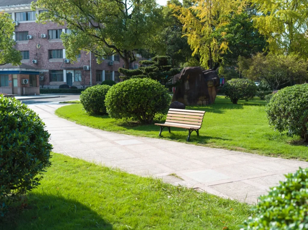 Välskött utemiljö med fastighetsskötsel från Malms Trädgårdsanläggningar